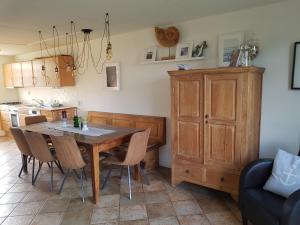 梅登布利克Vliet Huis的厨房配有木制餐桌和椅子