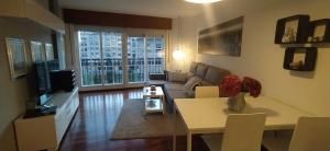 庞特维德拉Moderno y luminoso 2 dormitorios con todas las comodidades en Pontevedra ciudad的客厅配有沙发和桌子