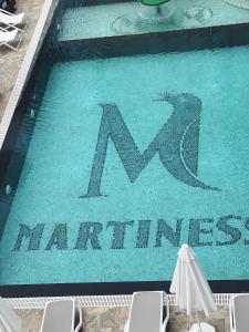 都拉斯Martiness Hotel Durres的游泳池上设有质量维护标志