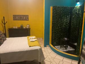 巴亚尔塔港VILLA OASIS的一间卧室配有一张带黄色毯子和窗户的床