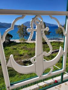 萨米Captain's panoramic sea view的水景窗户上的锚