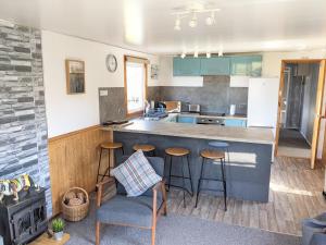 阿里塞格Reuben's Highland Retreat - Arisaig的一间厨房,内设一个柜台和凳子