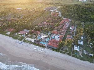 嘎林海斯港Ocaporã Hotel All Inclusive的海滩上的度假村的空中景致