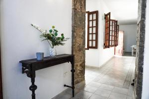 洛西洛斯Casa Ángela, Canarian Heritage的走廊上挂着植物的桌子