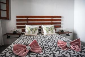 洛西洛斯Casa Ángela, Canarian Heritage的一间卧室,配有一张带弓的床铺