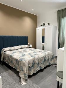 马尔萨拉La Corte 25的一间卧室配有床和白色橱柜