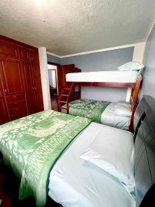 里奥班巴Hermoso y cómodo loft con vista a los nevados的带两张双层床的客房中的两张床