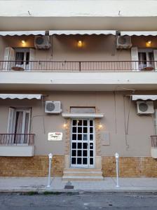 卢特拉艾季普苏索菲亚酒店的一座带两个阳台和门的建筑