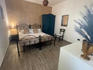加利波利B&B Villa Jonica的一间卧室配有一张床和一个蓝色的橱柜