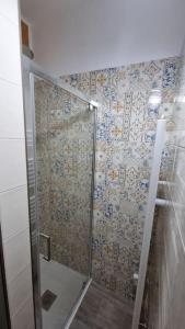 Crespinaappartamento Margherita的浴室里设有玻璃门淋浴