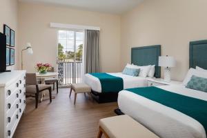 那不勒斯The Capri Inn的酒店客房设有两张床和一个阳台。