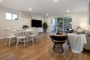 悉尼Beach Retreat的客厅配有沙发和桌椅