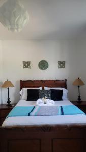SJMCasa de Campo Nerys的一间卧室配有一张大床和两盏灯