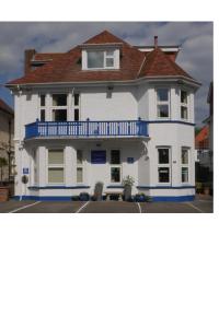 伯恩茅斯南部微风住宿加早餐旅馆 - 仅限成人的白色的大房子,设有蓝色的阳台
