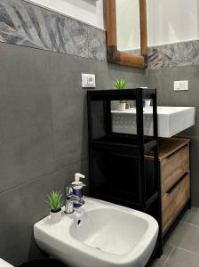 马尔萨拉La Corte 25的浴室设有白色水槽和镜子