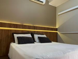 奥林匹亚Carpe Diem Eco Resort & SPA的卧室配有带黑色枕头的白色床