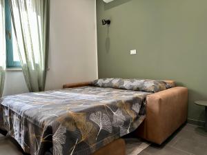 马尔萨拉La Corte 25的一间卧室配有一张床铺,床上有毯子