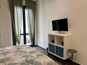 马尔萨拉La Corte 25的一间卧室配有一张床和一台平面电视