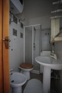 阿茨特雷扎Appartamento Gardenhouse的一间带卫生间和水槽的浴室