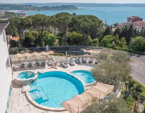 波尔托罗托米酒店的度假村游泳池的图片