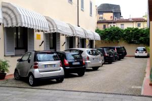 佛罗伦萨拉康缇希纳酒店的停在大楼前的一排汽车