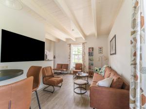 蒙特福特Spacious holiday home in Montfoort with private terrace的客厅配有沙发、椅子和电视