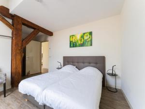 蒙特福特Spacious holiday home in Montfoort with private terrace的一间卧室配有一张带白色床单的大床