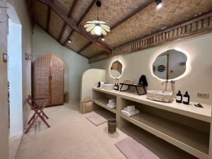 布桑加The Beach House Ocam Ocam的一间带水槽和镜子的浴室