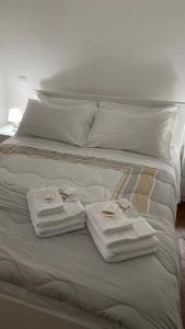佩鲁贾Casa Valentina 1的床上有毛巾和环