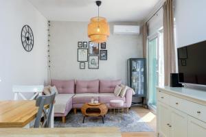 斯普利特Apartment Ivy的客厅配有粉红色的沙发和桌子