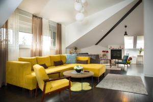 扎普雷希奇Vila Ava的客厅配有黄色的沙发和桌子