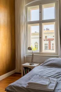 柏林The Good Place in Kreuzberg Berlin的一间卧室设有一张床和一个窗口