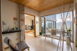 梅桑弗里乌Quintinha do Miradouro - casa completa com 4 quartos!的一个带滑动玻璃门的客厅和一个美景客厅