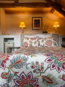 Saint-CybranetEsparoutis的一间卧室配有一张大床和彩色床罩