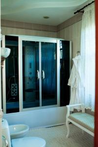 卡拉甘达Hotel Miss Mari的带淋浴、窗户和长凳的浴室