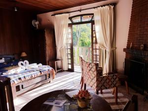 圣安东尼奥-杜皮尼亚尔Pousada Lua e Sol的一间卧室设有一张床和一个玻璃门