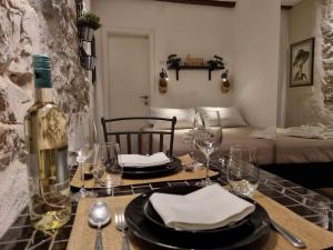 特里班Sea Star的餐桌,配有一瓶葡萄酒和玻璃杯