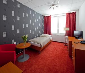 特夫尔多辛林姆巴CTT酒店的一间卧室配有一张床、一张桌子和一张桌子