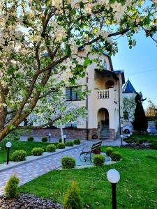 利沃夫Villa ZENKO的前面有一棵开花的树的房子