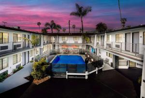 洛杉矶Sunset West Hotel, SureStay Collection By Best Western的享有带游泳池的建筑的空中景致