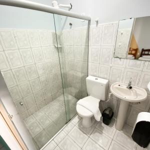 佩内杜Pousada Vila do Penedo的带淋浴、卫生间和盥洗盆的浴室