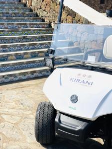 潘泰莱里亚Kirani Resort的停在楼梯旁的白色高尔夫球车