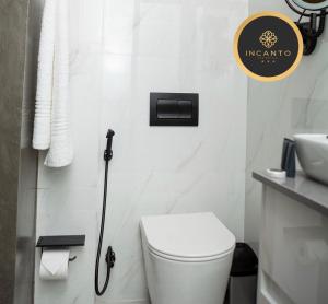 马普托INCANTO RESIDENCIAL的白色的浴室设有卫生间和水槽。