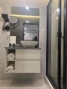 马普托INCANTO RESIDENCIAL的一间带水槽和镜子的浴室