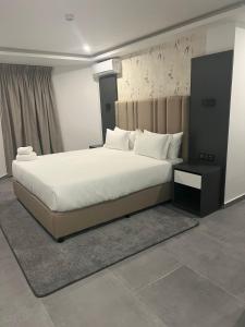 马普托INCANTO RESIDENCIAL的卧室配有一张白色大床和床头板