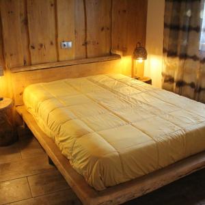 维埃拉·多米尼奥Recanto do Sol的一张大床,位于一个配有木橱柜的房间