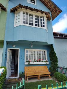特雷索波利斯Quarto de solteiro/casais的前面有长凳的蓝色房子