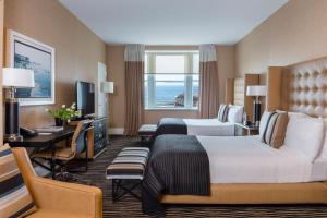 艾斯拜瑞伯克利海滨酒店的酒店客房配有两张床和一张书桌