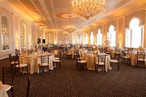 艾斯拜瑞伯克利海滨酒店的宴会厅配有桌椅和吊灯