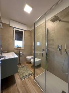 莫诺波利La Preferita Appartamento vista lato Mare的带淋浴、浴缸和卫生间的浴室